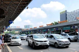 Lo ngại tắc đường từ việc miễn phí xe vào sân bay 10-15 phút