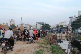 Gian nan qua khu đất gập ghềnh ven kênh Liên Xã
