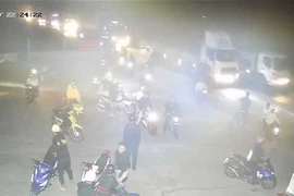 Thanh niên tụ tập biến QL1 thành đường đua giữa đêm