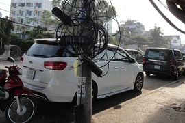 Cáp quang treo trụ điện, nguy hiểm cho người đi đường