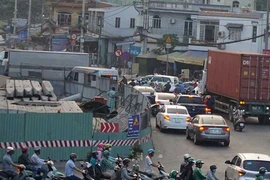 Lý do lô cốt mọc đầy đường cuối năm