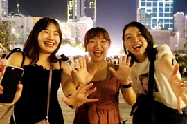 Video: Khách nước ngoài hào hứng đón giao thừa ở Sài Gòn