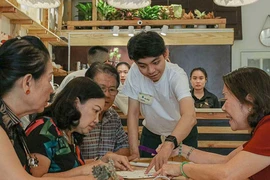 Quán cà phê toàn nhân viên khiếm thính