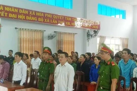 Lãnh 8 năm tù từ chuyện bị nói ném đá giấu tay