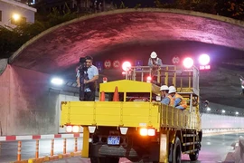 Một ngày của những người ‘chữa bệnh’ cho hầm sông Sài Gòn