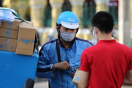 Shipper kiếm tiền triệu mỗi ngày nhờ giao hàng ‘mùa’ dịch