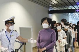 Nâng mức cảnh báo, dừng miễn thị thực với công dân Hàn Quốc