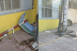 Đã dẹp trụ bảng tên đường ngã chỏng chơ