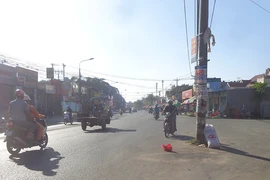 Trụ điện án ngữ giữa đường