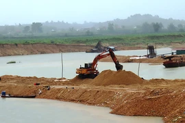 Ngang nhiên đắp đê ngăn sông khai thác cát