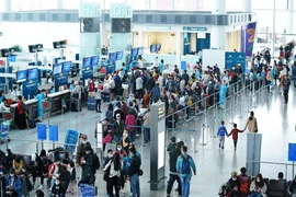 Gần 1.000 khách nhập cảnh sân bay Nội Bài, Vân Đồn, Cần Thơ