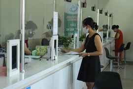 COVID-19: Cấp bách lắm dân mới đến phường làm hồ sơ
