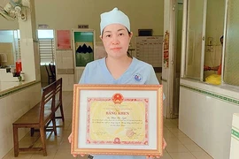 Nữ hộ lý xót lòng xa con gái lúc vượt cạn