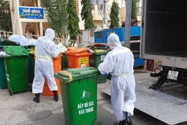 Sự hy sinh thầm lặng của những người gom rác y tế
