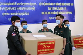 Việt Nam hỗ trợ Lào và Campuchia chống dịch COVID-19