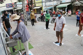 Máy phát gạo tự động: Nghĩa tình qua từng nút bấm
