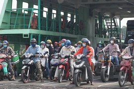 Khoảng cách tối thiểu 2 m: Phà Cát Lái gặp khó khăn