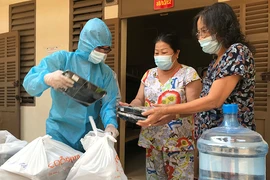 Nghĩa tình ‘đội quân áo xanh’ ở khu cách ly