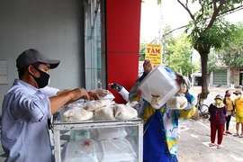 Bán gạo 1.000 đồng/kg cho người nghèo