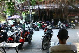 Các quán cà phê và một số dịch vụ ăn uống đã hoạt động trở lại vào sáng 23-4. Ảnh: LÊ ÁNH