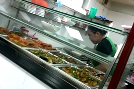 Nhiều nhân viên y tế lơi lỏng việc đeo khẩu trang