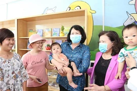 Phó Chủ tịch nước thăm và tặng quà bệnh nhi ung thư