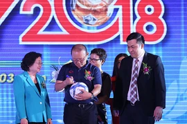 ‘Mong sân cỏ ngày càng có nhiều hành động đẹp’