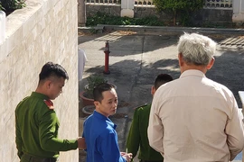‘Cải tạo tốt, ba mẹ đợi con về!’