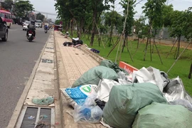Rác đầy vỉa hè