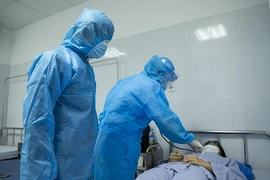 COVID-19: 3 giáo sư đầu ngành vào Đà Nẵng cứu bệnh nhân nặng