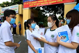 Chấm thi tốt nghiệp THPT: Điểm văn khá ổn