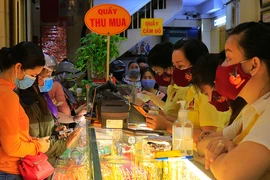Mua bán vàng kiểu 'đi đêm', lợi bất cập hại