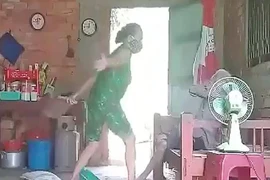 Khởi tố con gái bạo hành mẹ