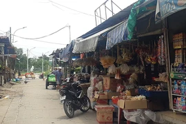 Tiểu thương than đang khó khăn lại bị tăng giá sạp