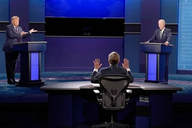 Tranh luận Trump - Biden: Lợi thế bước đầu của ông Trump