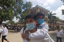 Miễn học phí cho thí sinh 10 năm cõng bạn