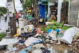 Vỉa hè đầy rác: Không ai dám bước