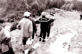 Phá đá mở đường lên Rào Trăng