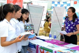 Xuất khẩu lao động: Lo quyền lợi cả khi đi và về