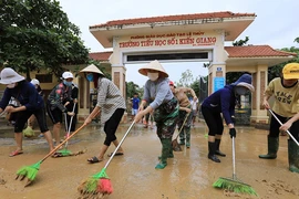 Miền Trung khắc phục hậu quả lũ, lo chống bão
