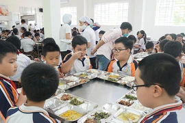 Vụ bữa ăn bán trú: Hiệu trưởng hứa công khai suất ăn