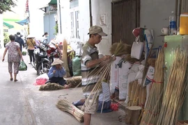 Video: Xóm chổi thủ công duy nhất ở Sài Gòn ngày giáp Tết