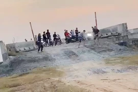 Video: Bị phát hiện ‘quái xế’ ném đất đá vào công an