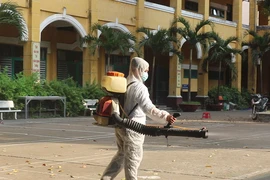 Video: Trường phun khử khuẩn đảm bảo sức khỏe học sinh