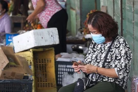 Dùng điện thoại ‘cục gạch’, tiểu thương khó khai báo y tế