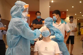 Video: Lấy mẫu trong đêm 1 chung cư do có 2 ca COVID-19