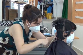 Video: Các y bác sĩ được cắt tóc miễn phí tại bệnh viện