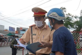 Video: Thực hiện giãn cách xã hội, nếu vi phạm giao thông sẽ bị xử lý hai tội 