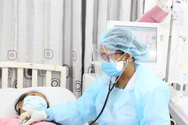 Video: Nữ bác sĩ về hưu quay lại hỗ trợ BV Chợ Rẫy chống dịch