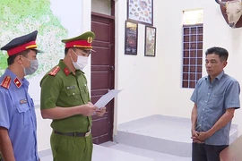 Video: Bắt tạm giam Trạm trưởng Kiểm lâm nhận hối lộ để cho lâm tặc phá rừng